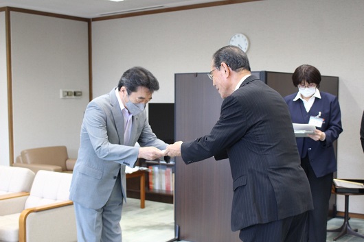 大分市長へけんしん理事長より目録が贈呈される様子