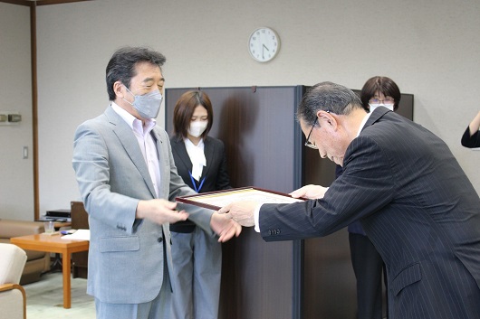 けんしん理事長へ大分市長より感謝状が贈呈される様子