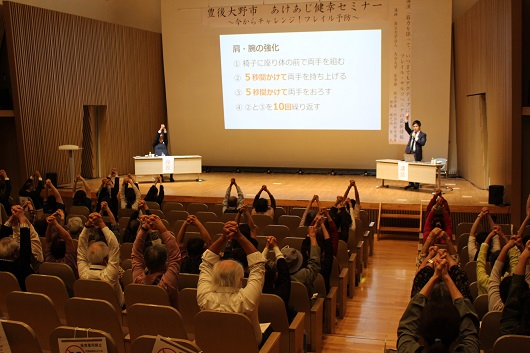 参加者と体操を行う様子