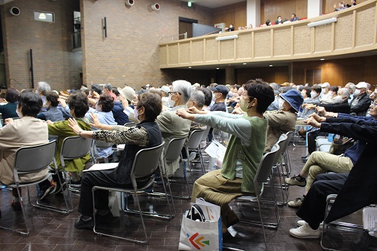 参加者が体操を行う様子