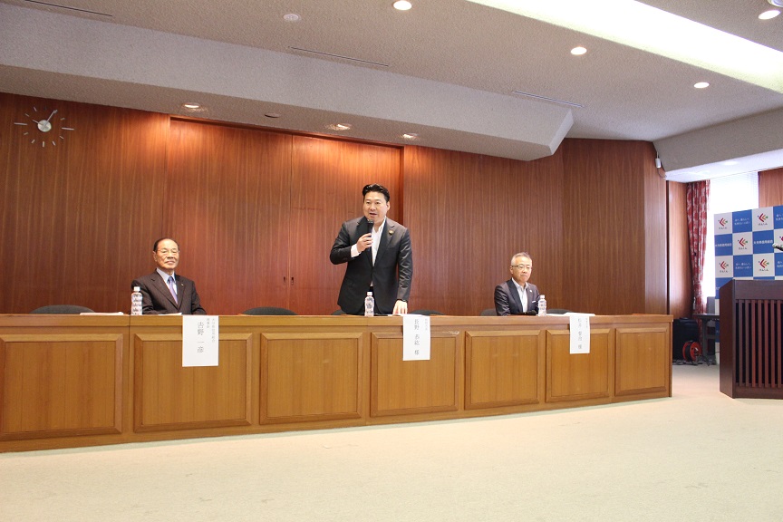会長長野恭紘様